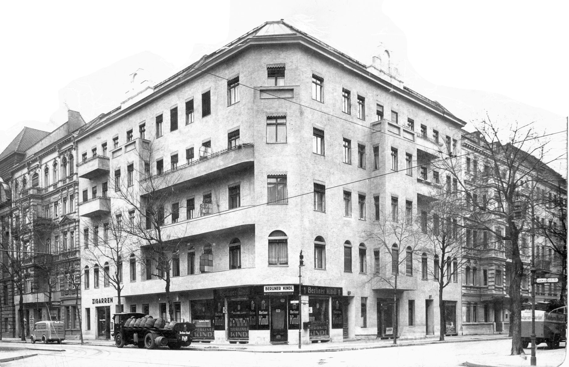 Eine historische Schwarz-Weiß-Fotografie des Wirtshauses an der Straßenecke.